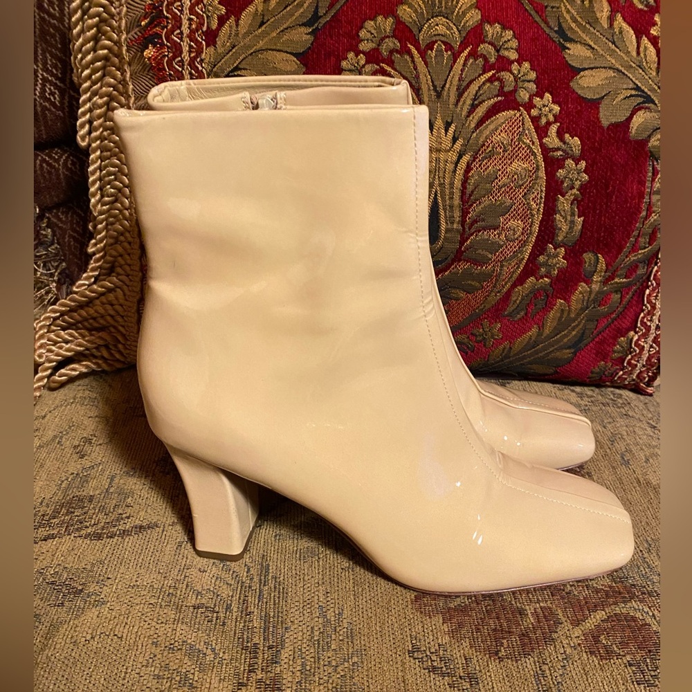 Vince Women's Charli Square Toe Ankle Boot Macadamia
Beige Patent Leather 8.5